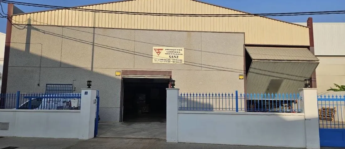 Fachada de la nave de Suministros Hosteleros Sanz en Burriana